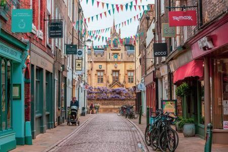 Central, Stunning 2 Bed Apartment With Parking! Cambridge  Eksteriør billede